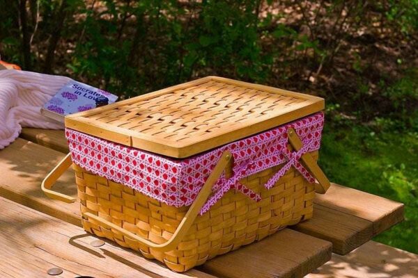 What to Pack in a Picnic Basket: 15 Things To Bring With You On Your ...
